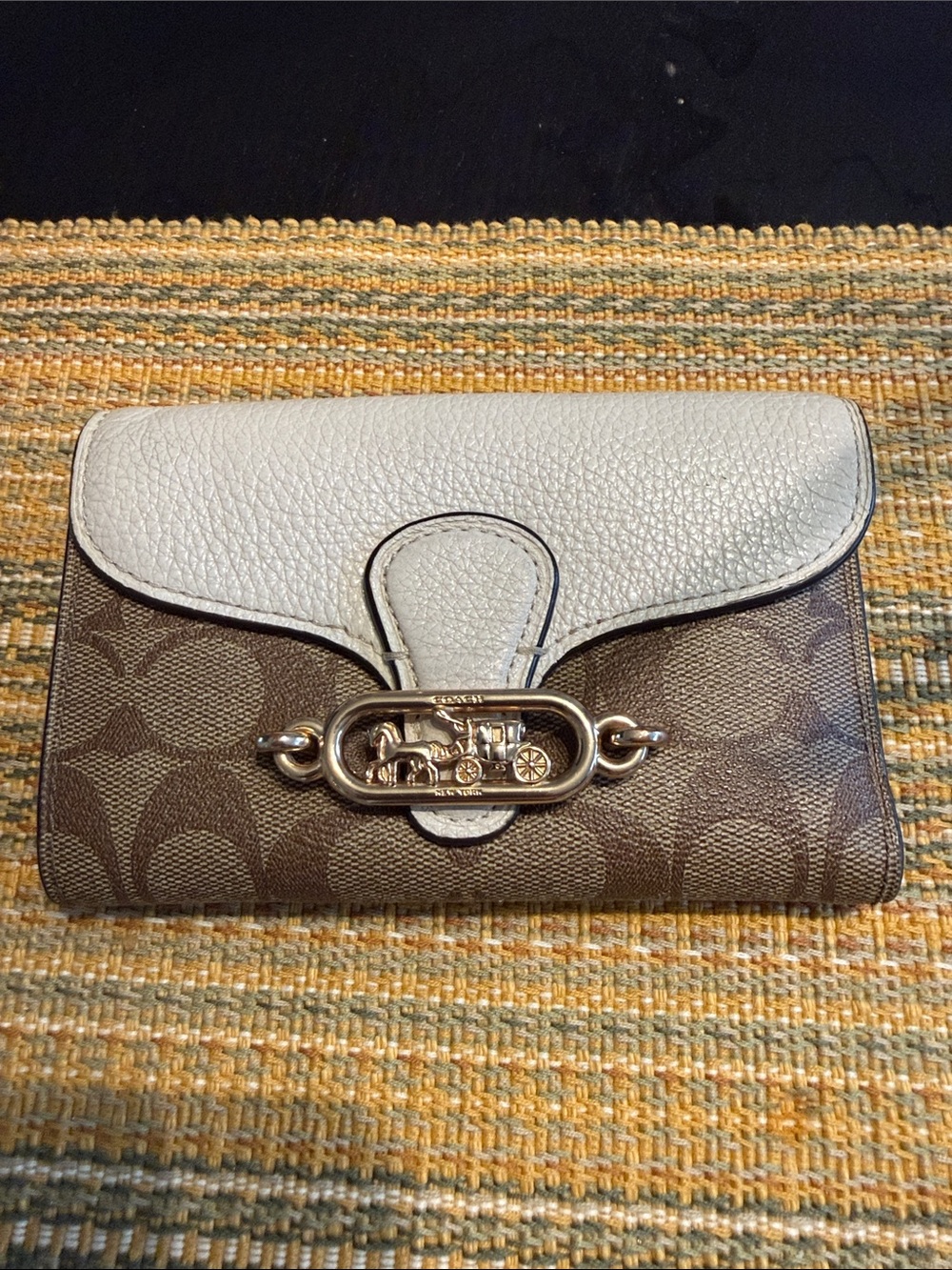 Coach Jade Medium Envelope
Wallet In Signature Canvas Khaki
Chalk 87935